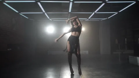 A woman is dancing energetically on the dance floor 動画素材 87724198
