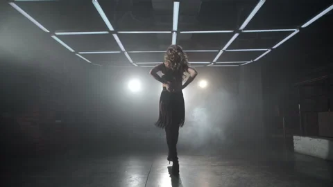 A woman is dancing energetically on the dance floor 库存影片 87724341