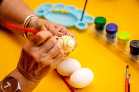 Woman decorating a easter eggs. Foto stock