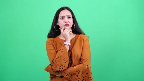 Woman in to deep thinking finding solution with fingers over cheeks Vídeos de archivo 201510841