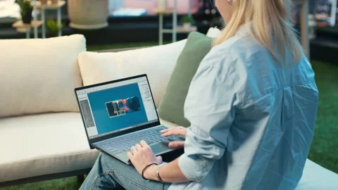 Woman developing 3D game in editing software program on laptop Vidéo 348676011