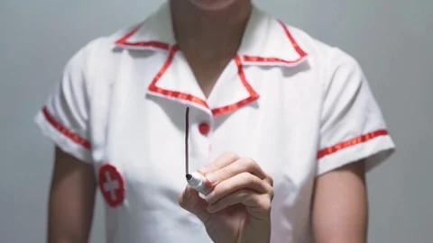 Woman doctor drawing decrease diagram with red down arrow on transparent screen. 動画素材 79422989