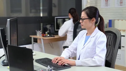 Woman Doctor using computer 스톡 동영상 85114602