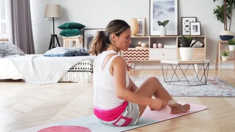 Woman does abs exercise on mat Video stock 94780058