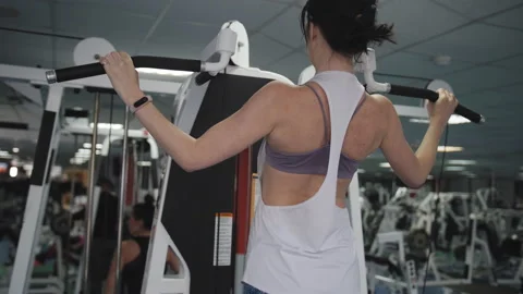 A woman does the exercises correctly, pulling up with a straight back. Fitness Stock Footage 106389740