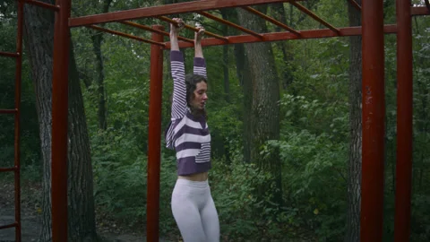 Woman doing abs exercises 스톡 동영상 139084582