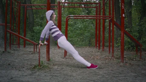 Woman doing abs exercises 스톡 동영상 139085653