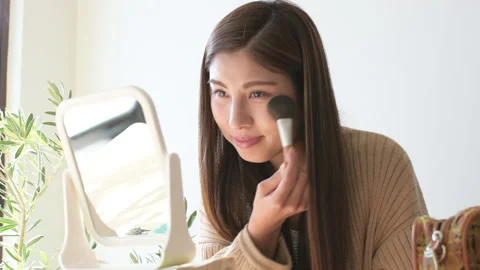Woman doing makeup Stock Footage 161905372