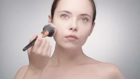 Woman doing makeup in front of the mirror 動画素材 139685643