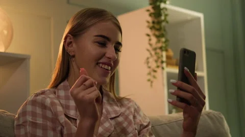 Woman doing video call using mobile phone Stockbeeldmateriaal 171543405