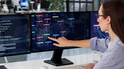 Woman Doing Visual Programming 動画素材 332910217