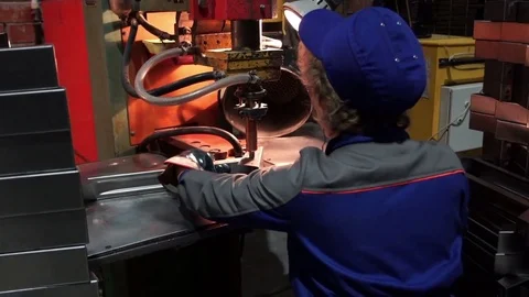Woman doing welding work 库存影片 83240969