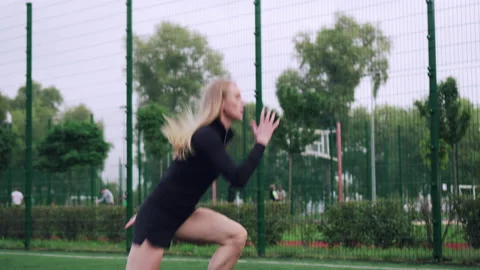 A woman is doing a workout. Vídeo Stock 146833174