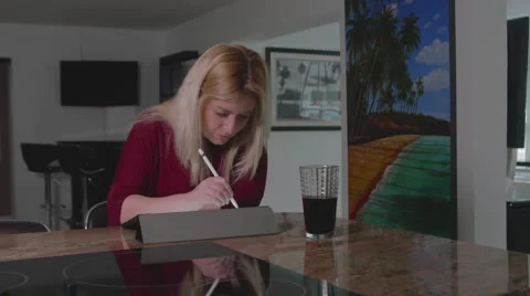 Woman Drawing on iPad Pro in Kitchen Vídeos de archivo 59731806