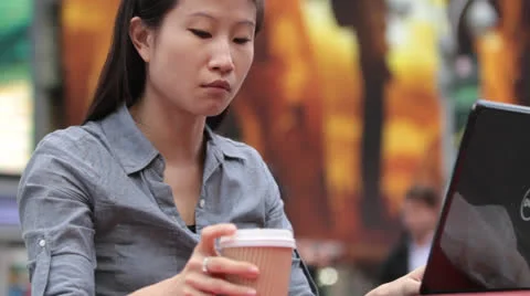 Woman Drinking Coffee and Using Laptop in Timesquare Vídeos de archivo 22760526