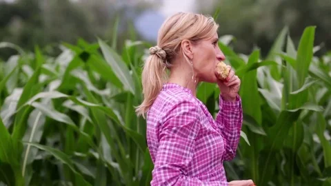 Woman eats a cob Stock Footage 112759580