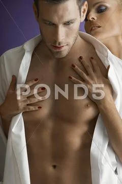 Woman Embracing Man Stock-Fotos