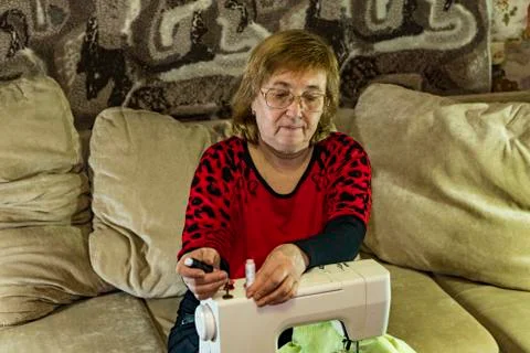 The woman is engaged in needlework at leisure. Foto stock
