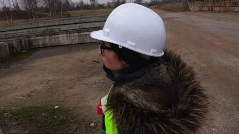 Woman Engineer doing Construction and Renovation Local Inspections Vidéo 103592018