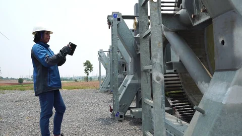 Woman engineer with hard hat against wind turbine  Vidéo 127915892