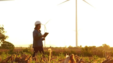 Woman engineer with hard hat against wind turbine 库存影片 165942283