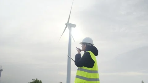 Woman engineer with tablet computer working with wind turbines Vídeos de archivo 270454392