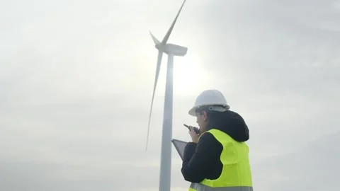 Woman engineer with tablet computer working with wind turbines Vídeos de archivo 270454490