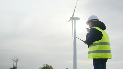 Woman engineer with tablet computer working with wind turbines Vídeos de archivo 270454542
