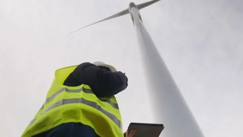 Woman engineer with tablet computer working with wind turbines Vídeos de archivo 270454596