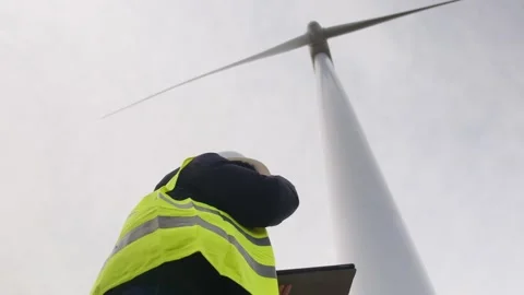 Woman engineer with tablet computer working with wind turbines Vídeos de archivo 270454656