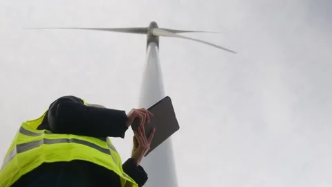 Woman engineer with tablet computer working with wind turbines Vídeos de archivo 270454709