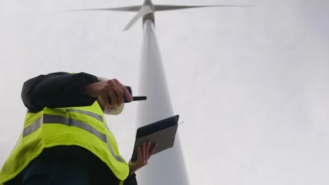 Woman engineer with tablet computer working with wind turbines Vídeos de archivo 270454734
