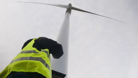 Woman engineer with tablet computer working with wind turbines Vídeos de archivo 270454747