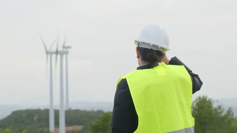 Woman engineer with tablet computer working with wind turbines Vídeos de archivo 270454767