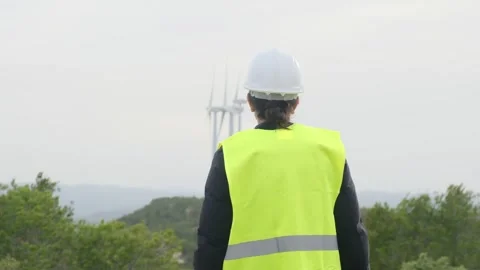 Woman engineer with tablet computer working with wind turbines Vídeos de archivo 270454785