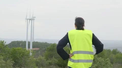 Woman engineer with tablet computer working with wind turbines Vídeos de archivo 270454817