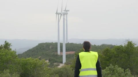 Woman engineer with tablet computer working with wind turbines Vídeos de archivo 270454858