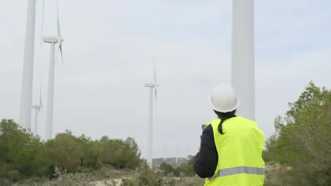 Woman engineer with tablet computer working with wind turbines Vídeos de archivo 270454904