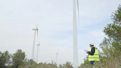 Woman engineer with tablet computer working with wind turbines Vídeos de archivo 270454972