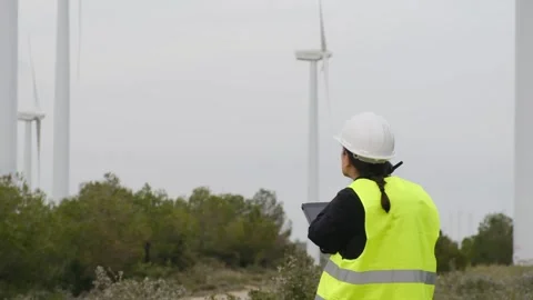 Woman engineer with tablet computer working with wind turbines Vídeos de archivo 270455031