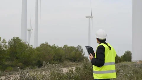 Woman engineer with tablet computer working with wind turbines Vídeos de archivo 270455069