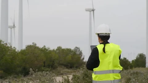 Woman engineer with tablet computer working with wind turbines Vídeos de archivo 270455083