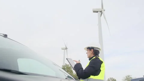 Woman engineer with tablet computer working with wind turbines Vídeos de archivo 270455089