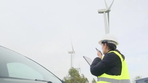 Woman engineer with tablet computer working with wind turbines Vídeos de archivo 270455105