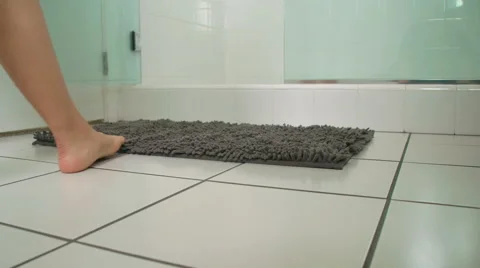 Sohildagi yalangoch qizning fotosurati