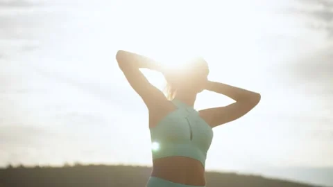 Woman exercising on the beach Video stock 201168402