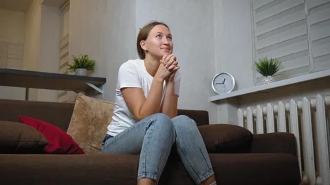 Woman experiencing intense emotion while watching television alone Vidéo 295849187