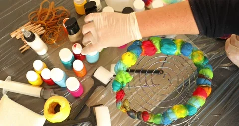 Woman explaing to camera how to tie dye 3 Stock-Footage 131682340