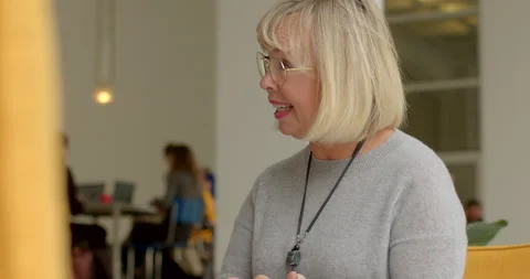 The woman is explaining while bending her fingers, counting. Stockbeeldmateriaal 265911594