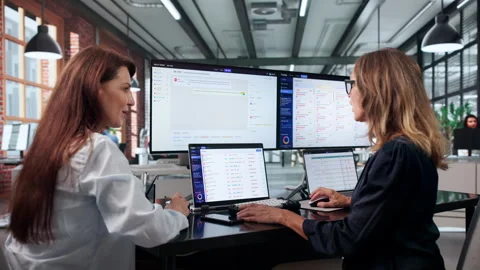 Woman Explains New Software Features To Colleague Vídeo Stock 343891215
